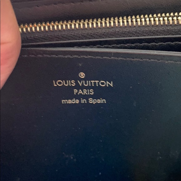 Louis Vuitton - Picture 8 of 12